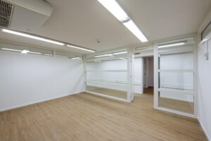 Leeg kantoorruimte met glazen binnenwanden aan de Prins Hendrikkade.